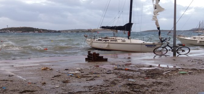 Foça'da Şiddetli Lodos Hayatı Olumsuz Etkiledi