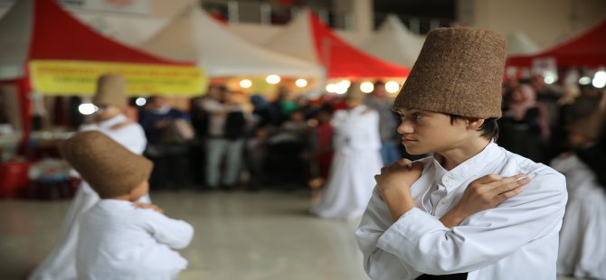 Semazenler Fuara Renk Kattı