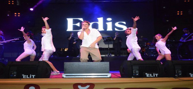 Genç Şarkıcı Edis, Aliağa Yaz Konserleri’nde Sahne Aldı