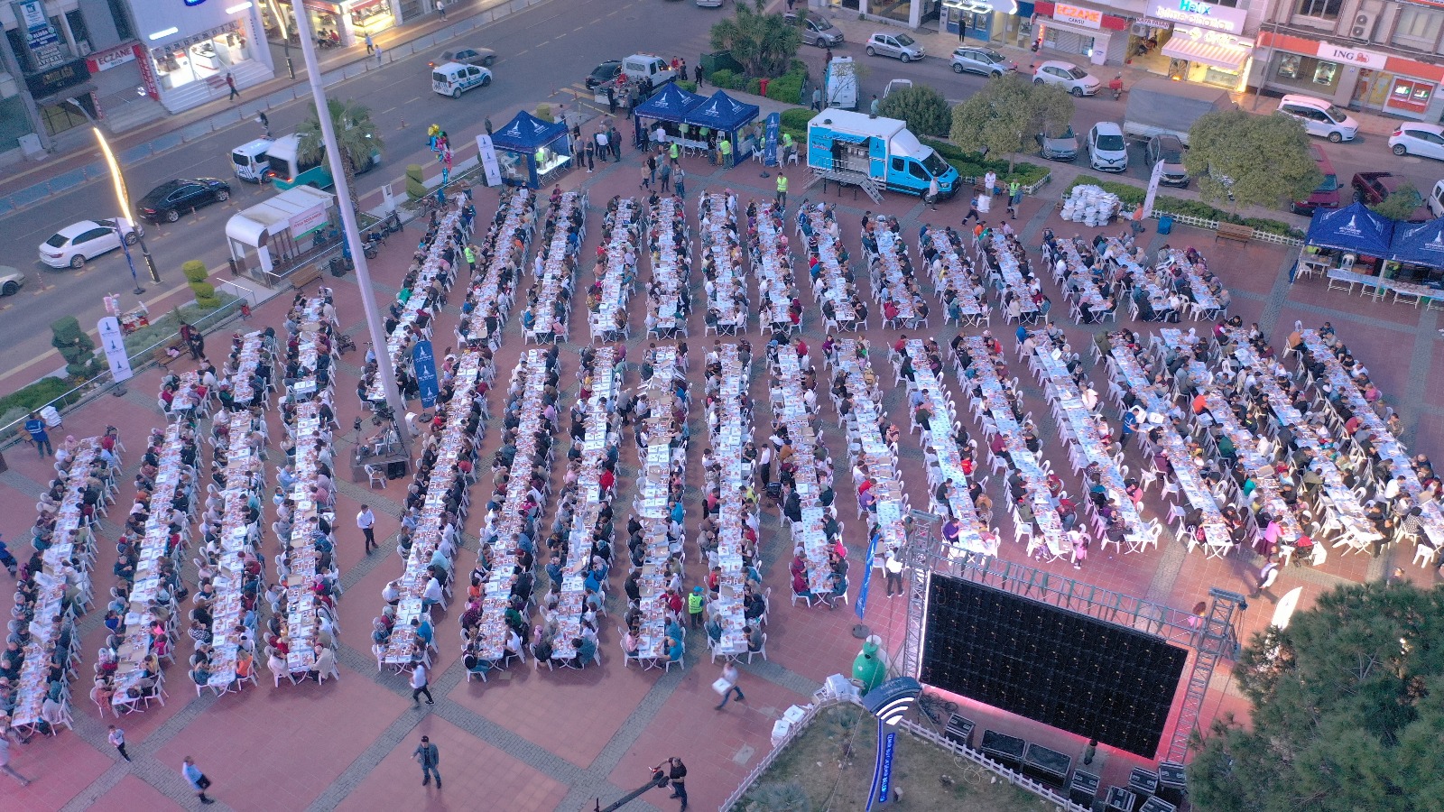 İzmir Büyükşehir Belediyesi’nin iftar sofrası Aliağa’da kuruldu