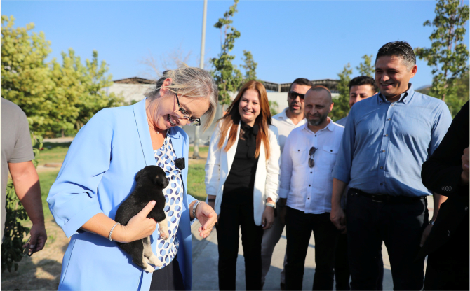 AK Parti İzmir Milletvekili Ceyda Bölünmez Çankırı Barınaktan Yavru Köpek Sahiplendi