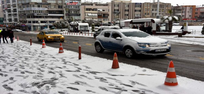 Aliağa Güne Karla Uyandı