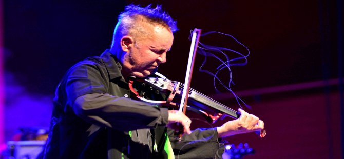 Keman Virtüözü Nigel Kennedy Jimi Hendrix’le İzmir’i Salladı