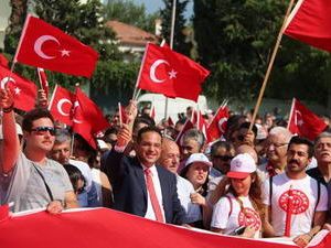 Bornova’da Onbinler Cumhuriyet Ve Demokrasi İçin Bir Oldu